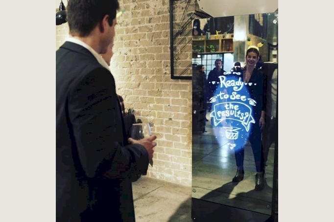 Die Magic Mirror Foto Box ist die nächste Generation der bekannten Selfie-Terminals auf Hochzeiten.