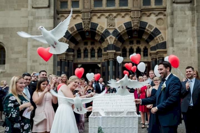 Weisse HOCHZEITSTAUBEN, HERZHELIUMBALLONS Sie suchen ein schönes Event oder Geschenk zur Hochzeit ?